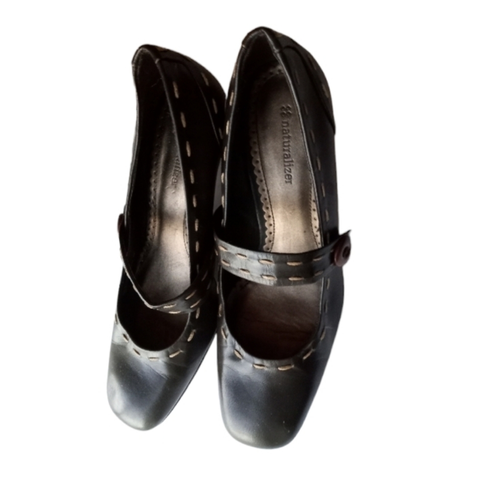 ∆ - Naturalizer Bold Stitched Heeled Mary Janes -Size 8 - Leather Shoes